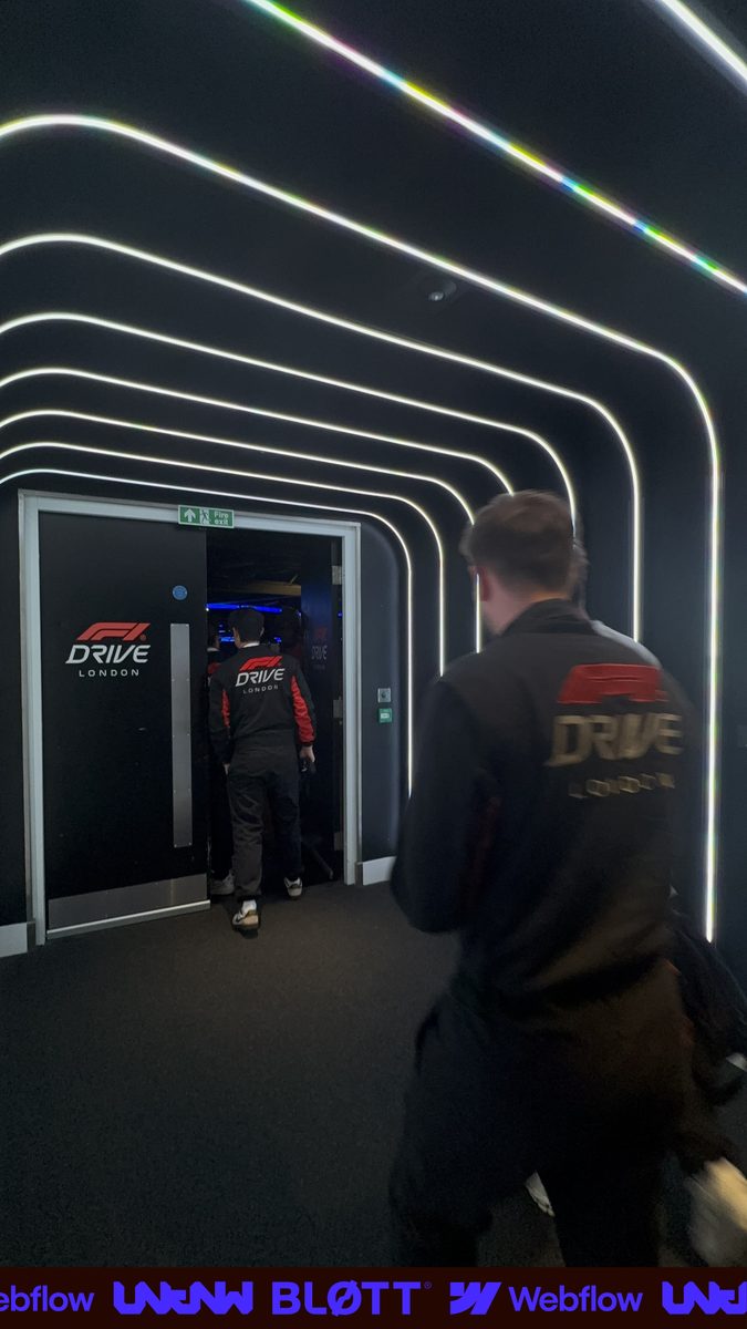 Marketing race — frame 02