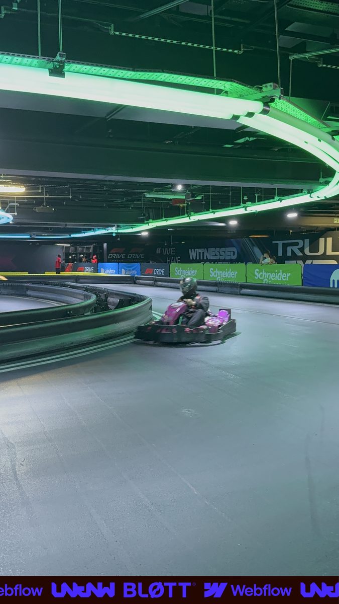 Marketing race — frame 06